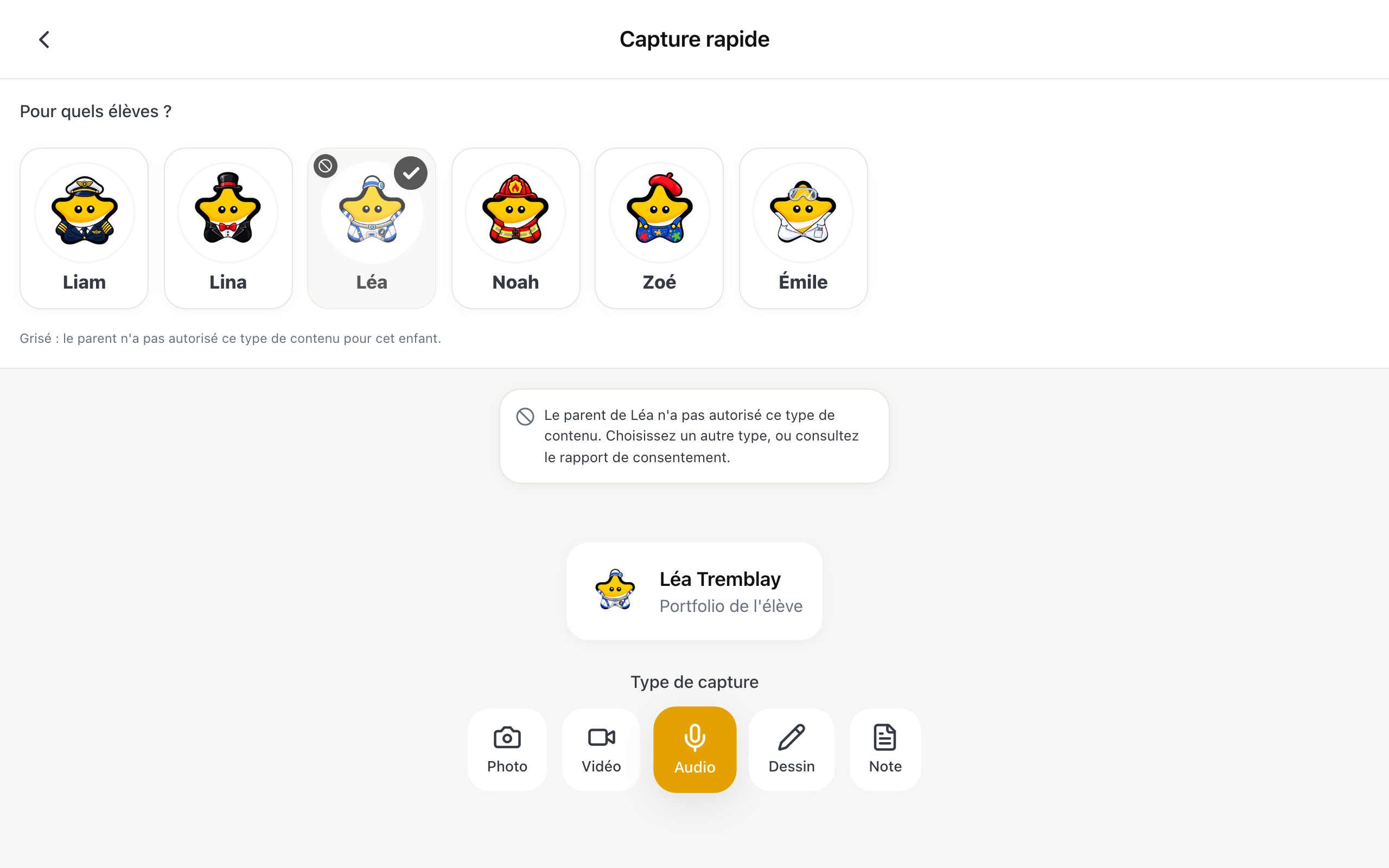 « Capture rapide » avec Léa choisie et la tuile « Audio » touchée : la carte de Léa est grisée, avec un rond noir barré; sous la rangée, la ligne « Grisé : le parent n'a pas autorisé ce type de contenu pour cet enfant. », puis un avis « Le parent de Léa n'a pas autorisé ce type de contenu. Choisissez un autre type, ou consultez le rapport de consentement. »