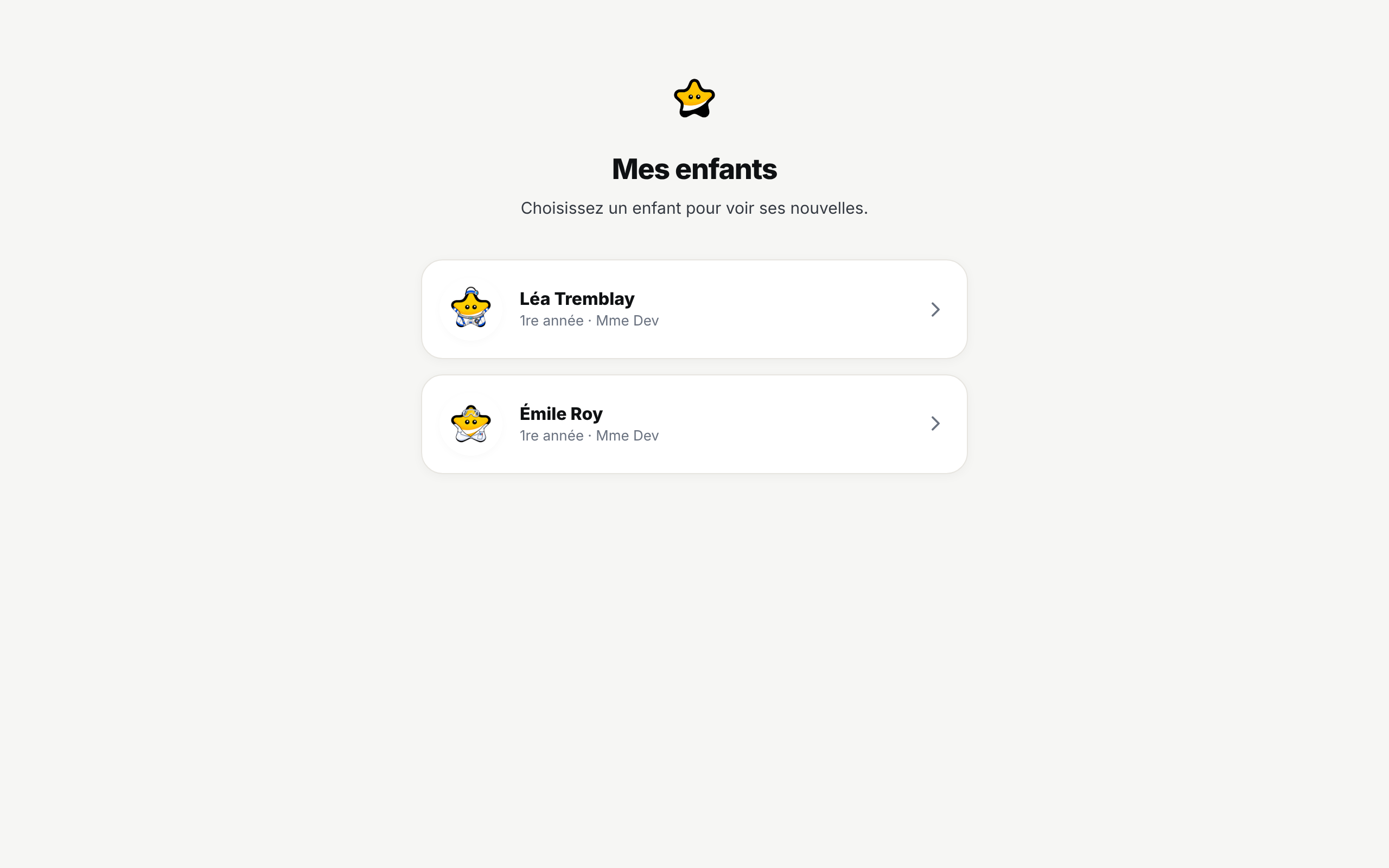 La page « Mes enfants » sur un ordinateur, sous la consigne « Choisissez un enfant pour voir ses nouvelles. » Deux lignes, chacune avec l'avatar de l'enfant, son nom et sa classe, et une flèche à droite : Léa Tremblay et Émile Roy, toutes deux en 1re année.
