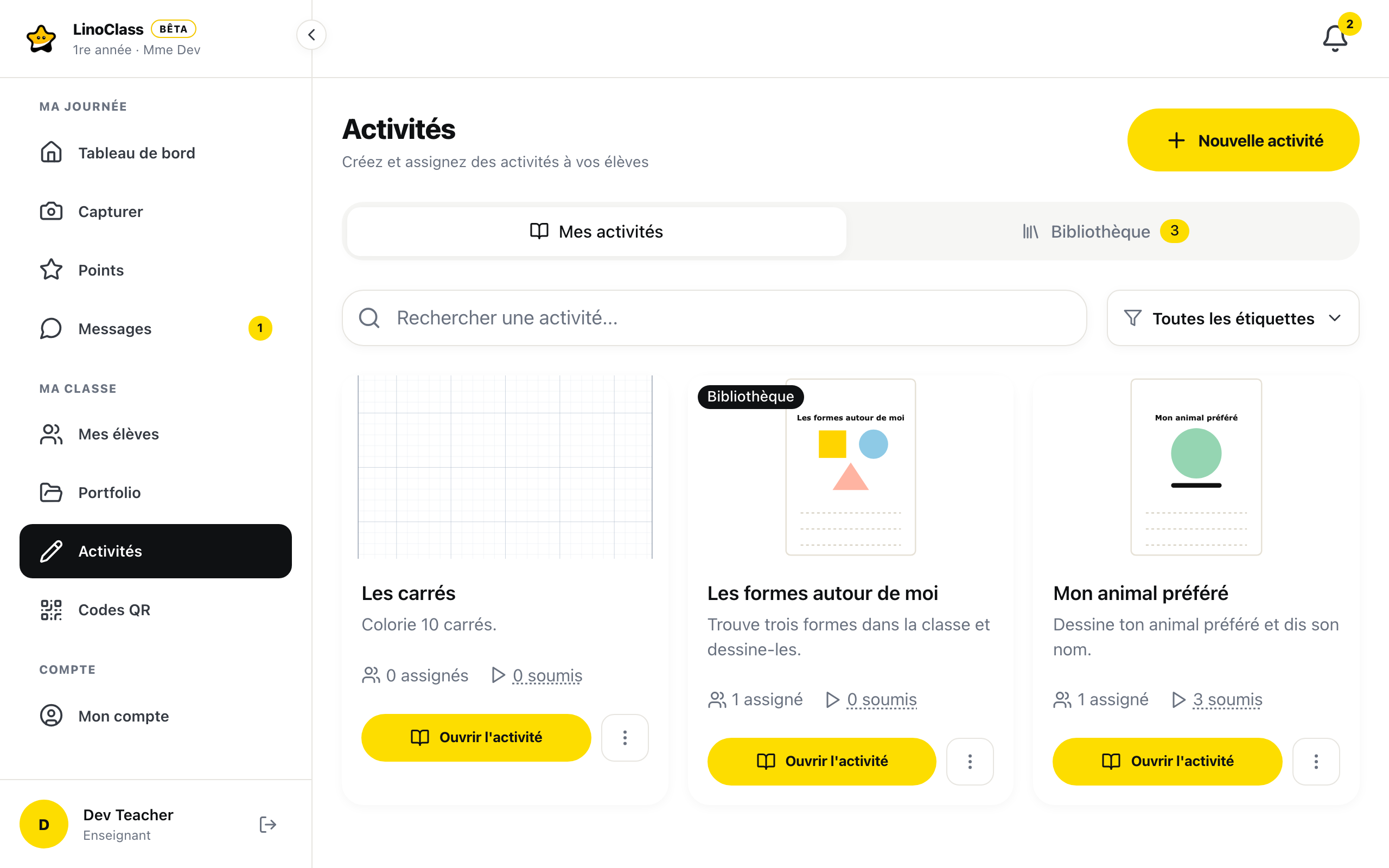 La page « Activités », onglet « Mes activités », avec trois cartes. La première, « Les carrés », montre l'image du papier « Quadrillé », avec « 0 assignés » et « 0 soumis ». La deuxième, « Les formes autour de moi », porte la pastille « Bibliothèque » et montre la feuille de l'enseignante : son titre, un carré jaune, un rond bleu, un triangle rose et des lignes pointillées. La troisième, « Mon animal préféré », montre sa feuille avec un rond vert, et compte « 1 assigné » et « 3 soumis ». Chaque carte a le bouton jaune « Ouvrir l'activité » et, à sa droite, le bouton à trois points.