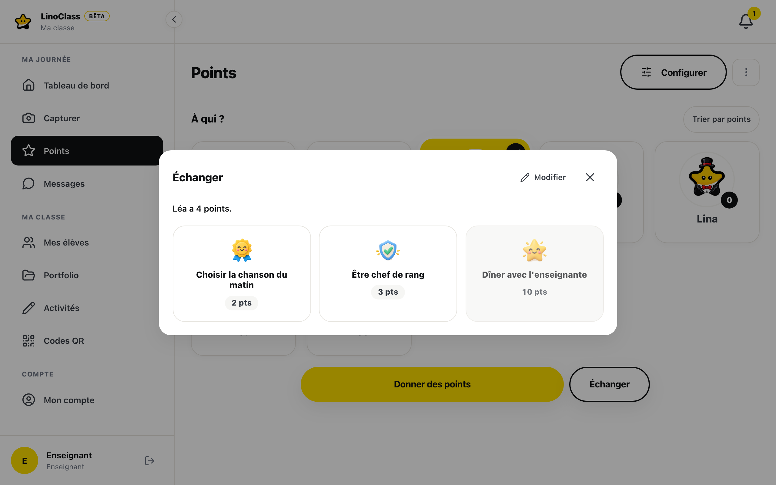 La fenêtre « Échanger » ouverte sur la page « Points » : « Léa a 4 points. », puis trois privilèges en cartes, « Choisir la chanson du matin » à 2 pts et « Être chef de rang » à 3 pts, actifs, et « Dîner avec l'enseignante » à 10 pts, grisé