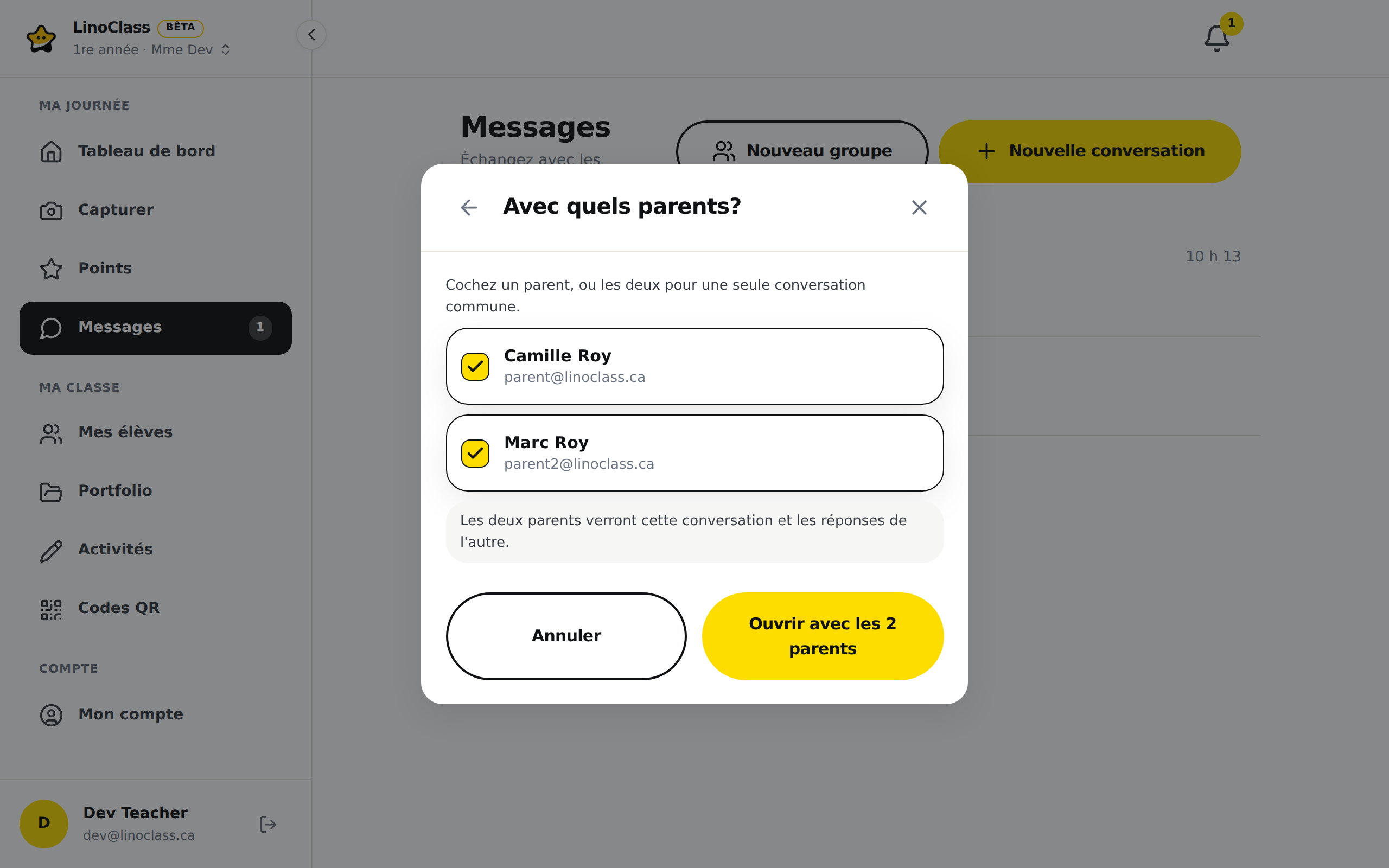 La fenêtre « Avec quels parents? » sur un ordinateur, avec les deux parents de l'enfant cochés, Camille Roy et Marc Roy. Dessous, la phrase « Les deux parents verront cette conversation et les réponses de l'autre. », puis le bouton blanc « Annuler » et le bouton jaune « Ouvrir avec les 2 parents ».