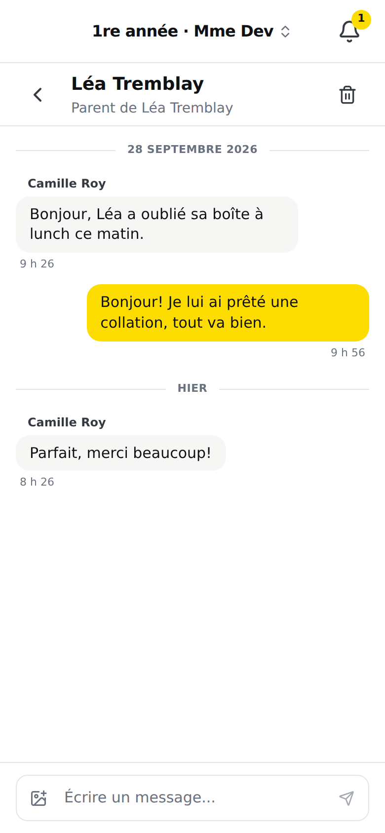 Une conversation ouverte sur un téléphone. En haut, la flèche de retour, « Léa Tremblay » et « Parent de Léa Tremblay ». Dessous, trois messages : deux bulles grises de Camille Roy et une bulle jaune de la titulaire. Tout en bas, la zone « Écrire un message... » avec sa flèche d'envoi, et aucune barre d'onglets dessous.