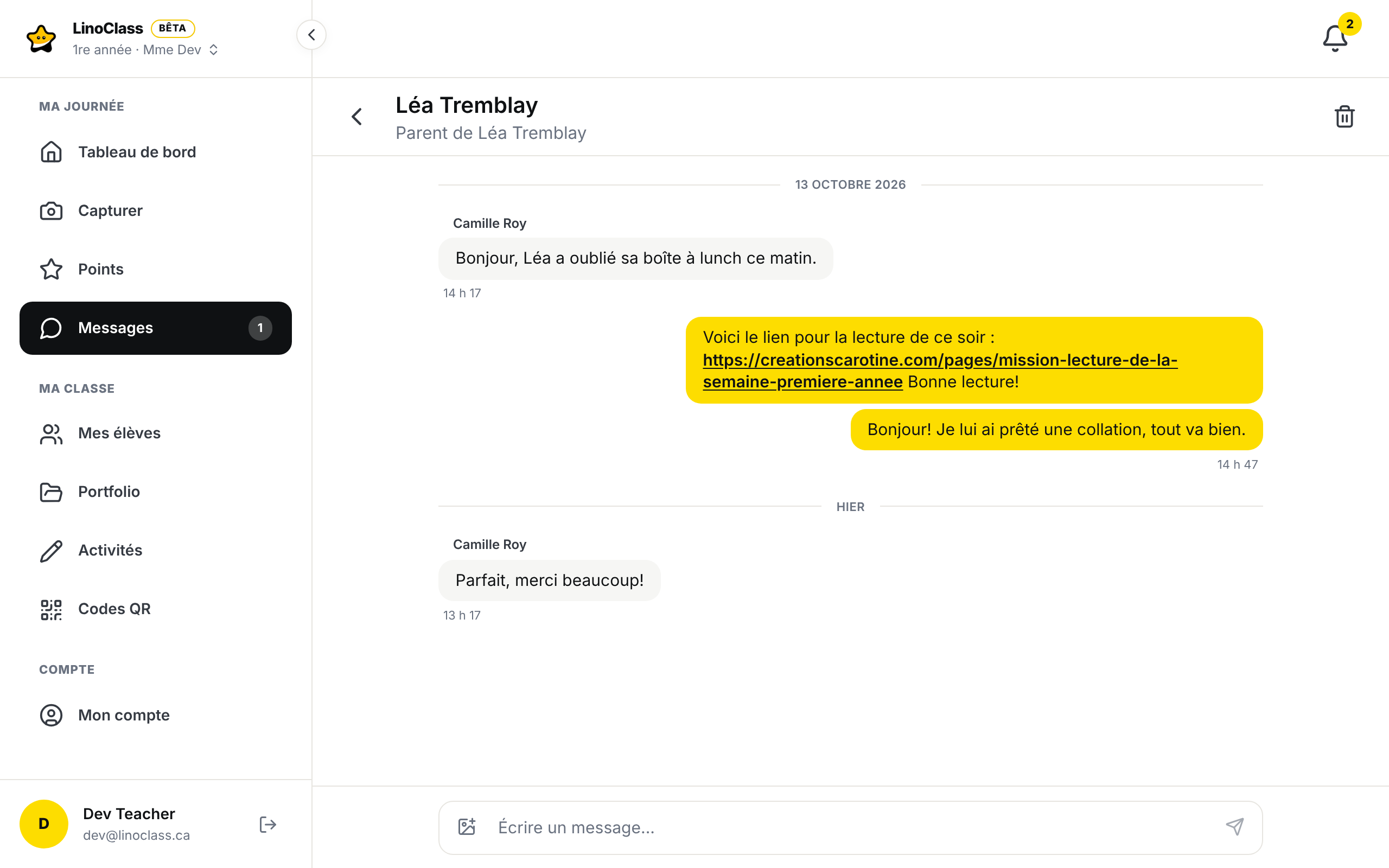 Une conversation ouverte sur un ordinateur. En haut, Léa Tremblay et la ligne Parent de Léa Tremblay. Au centre, les bulles grises de Camille Roy à gauche, avec son nom au-dessus, et deux bulles jaunes de l'enseignante à droite, l'heure sous la dernière de chaque groupe. Une ligne « Hier » sépare les jours. En bas, la zone « Écrire un message... » avec la flèche d'envoi dans son coin.