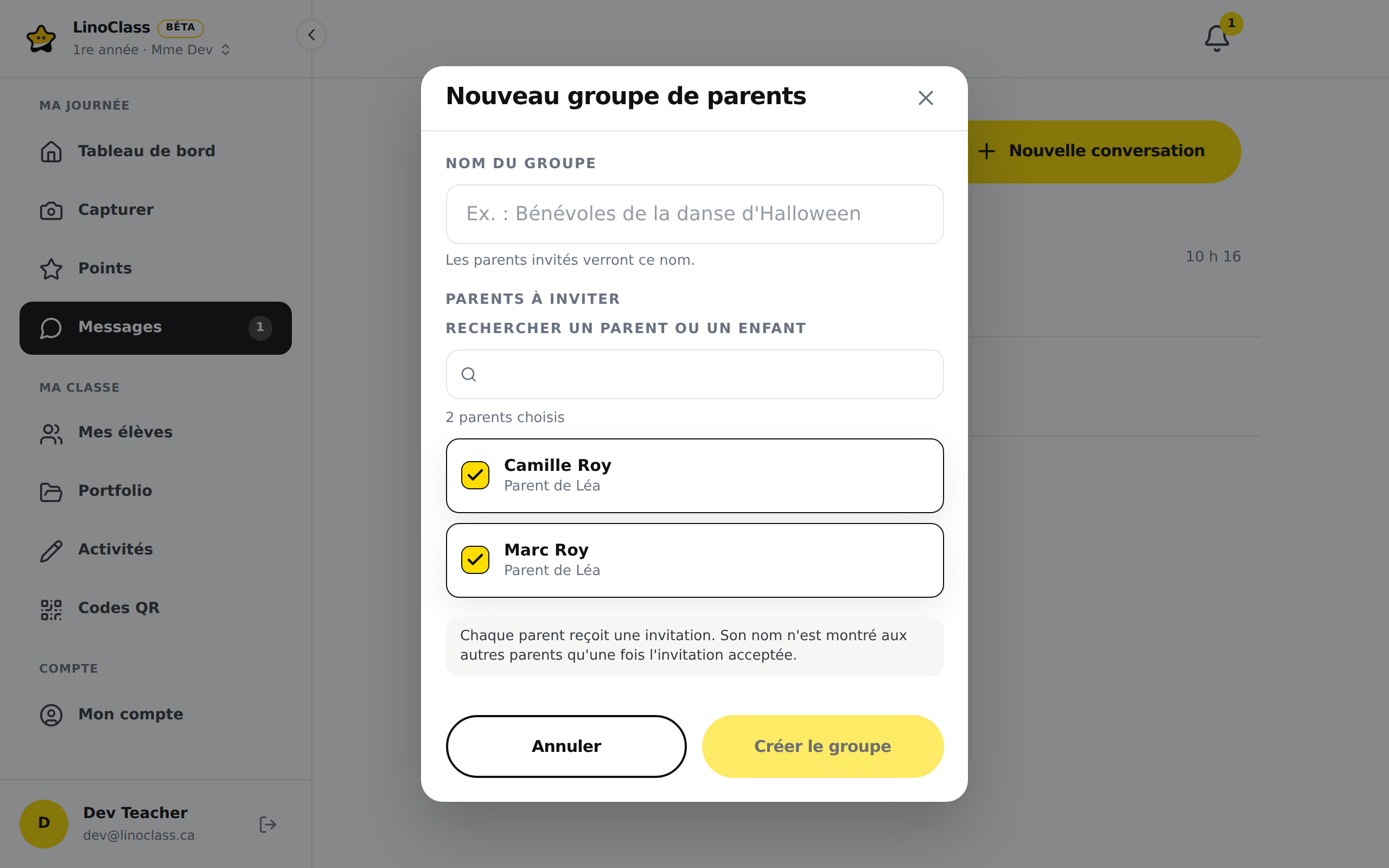 La fenêtre « Nouveau groupe de parents » sur un ordinateur. Le champ « Nom du groupe » est vide. Sous « Parents à inviter », Camille Roy et Marc Roy sont cochés, chacun avec « Parent de Léa ». Une phrase explique l'invitation, puis viennent le bouton « Annuler » et le bouton jaune pâle « Créer le groupe ».