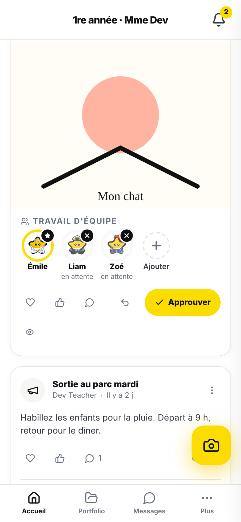 Sur un téléphone, le bas de la carte d'un dessin qui attend votre accord : le cœur, le pouce et la bulle à gauche, la flèche de renvoi et le bouton jaune « Approuver » à droite, et l'œil passé sur une deuxième ligne