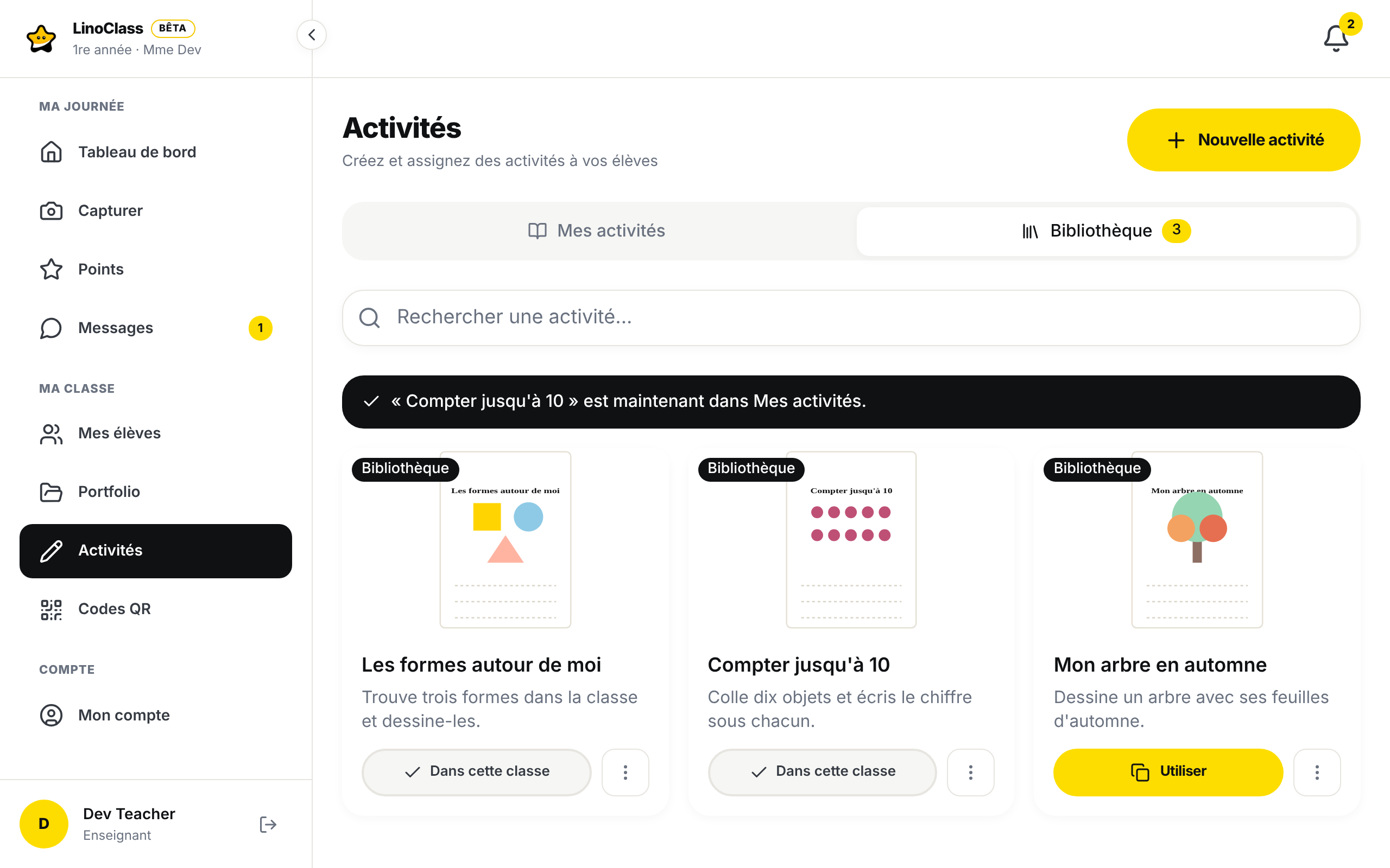 L'onglet « Bibliothèque » ouvert sur un ordinateur. Une bande noire confirme que Compter jusqu'à 10 est maintenant dans Mes activités. Dessous, trois cartes : deux affichent « Dans cette classe », la troisième a encore son bouton jaune « Utiliser ».