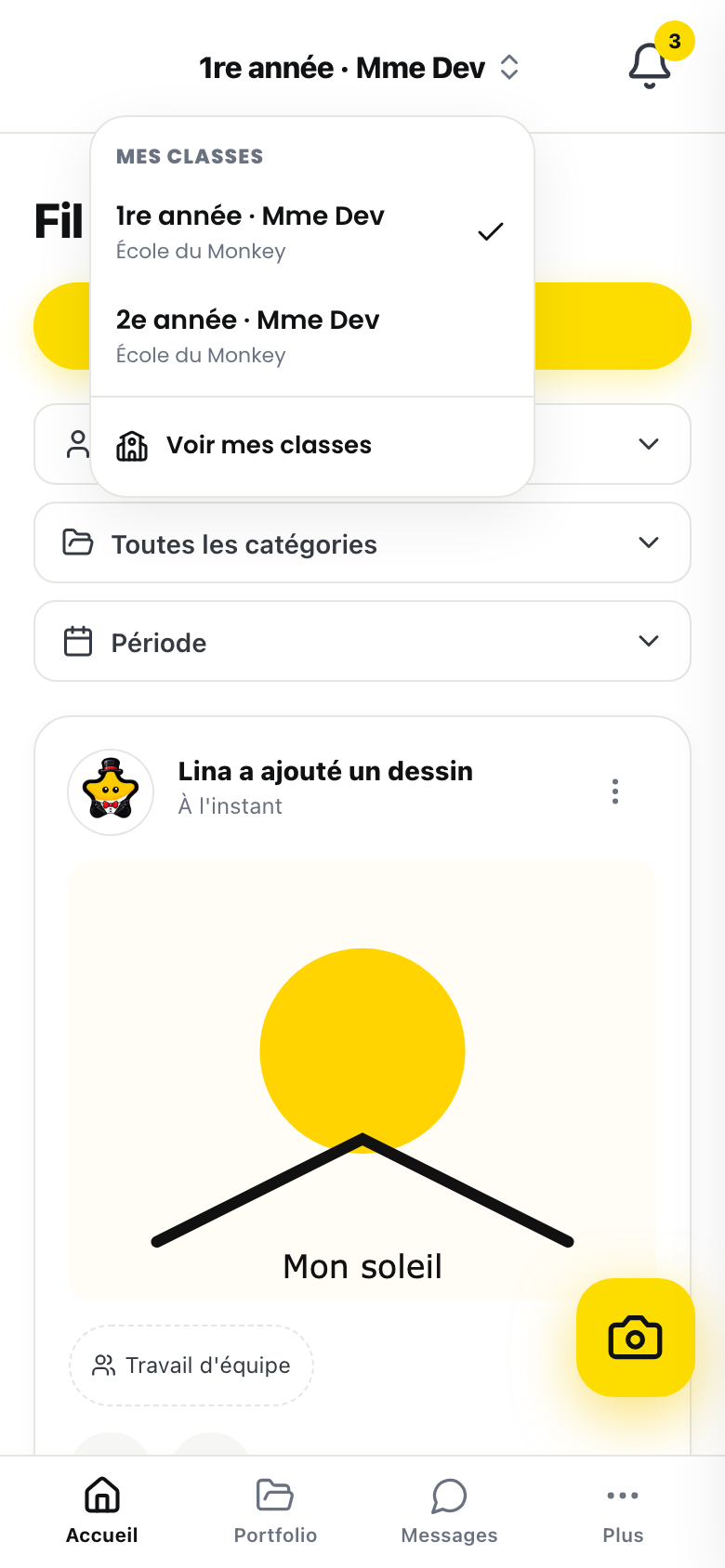 Sur un téléphone, le nom de la classe au centre de la barre du haut, avec son chevron double, a ouvert le menu « Mes classes » : « 1re année · Mme Dev » cochée et « 2e année · Mme Dev », chacune avec « École du Monkey », puis « Voir mes classes »