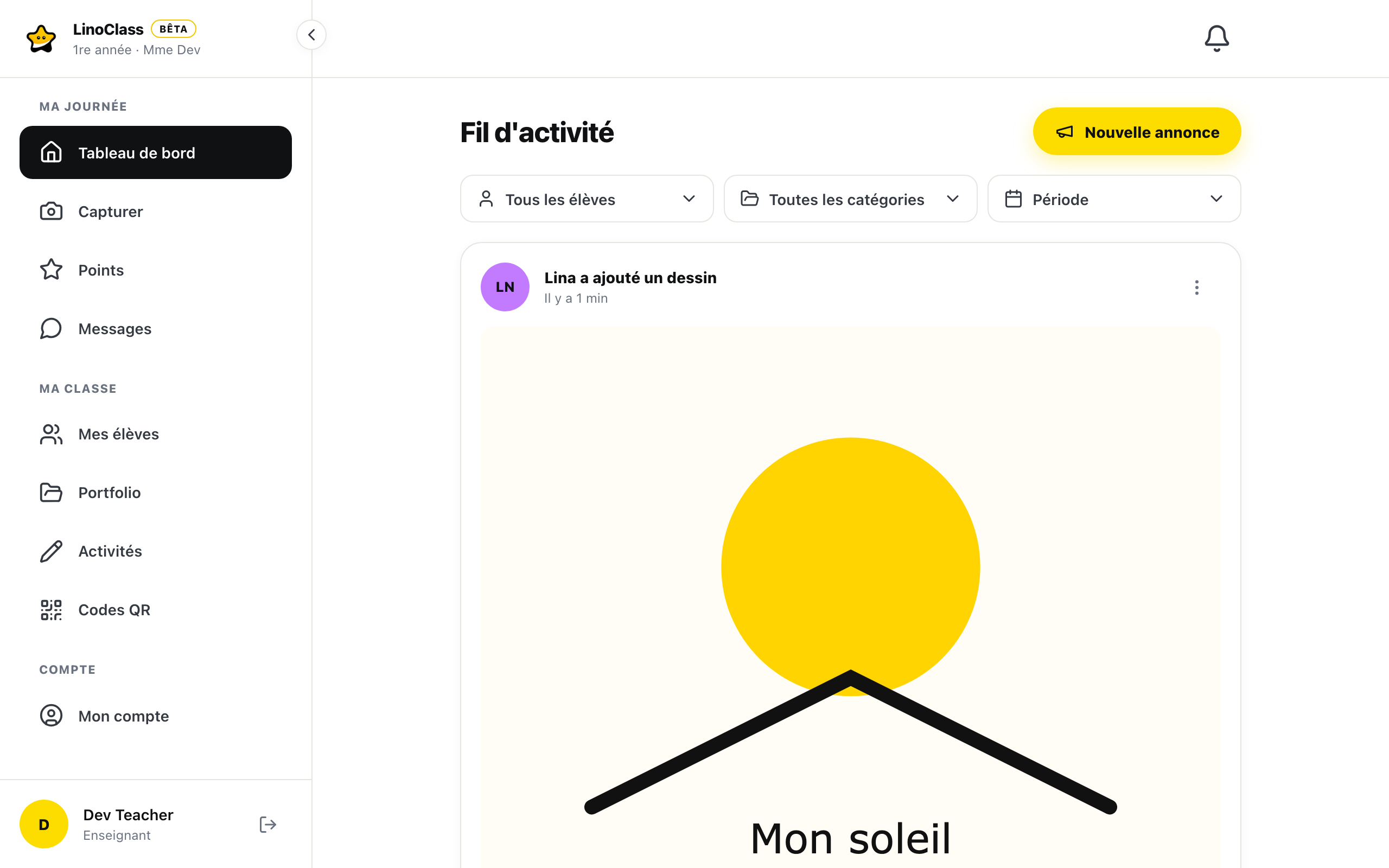 La carte d'un travail dans le fil de classe, avec le nom de l'enfant, la ligne grise, le contenu, le cœur et le pouce en l'air, puis la rangée d'actions