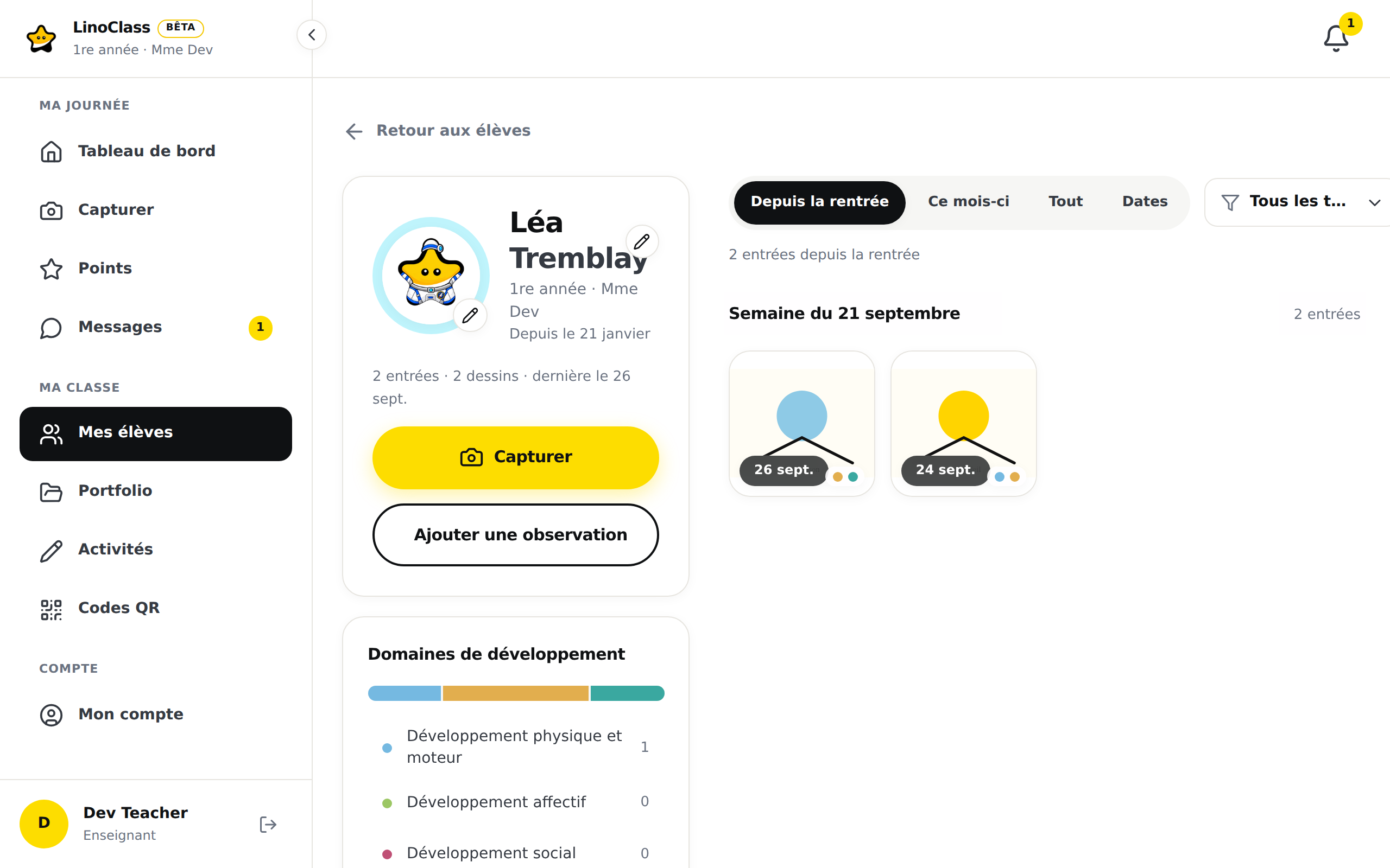 La page d'un élève sur un ordinateur : à gauche, la carte de l'enfant avec « Capturer » et « Ajouter une observation », puis la carte « Domaines de développement » avec sa barre colorée; à droite, la ligne de filtres « Depuis la rentrée » et le groupe « Semaine du 21 septembre » avec deux tuiles.