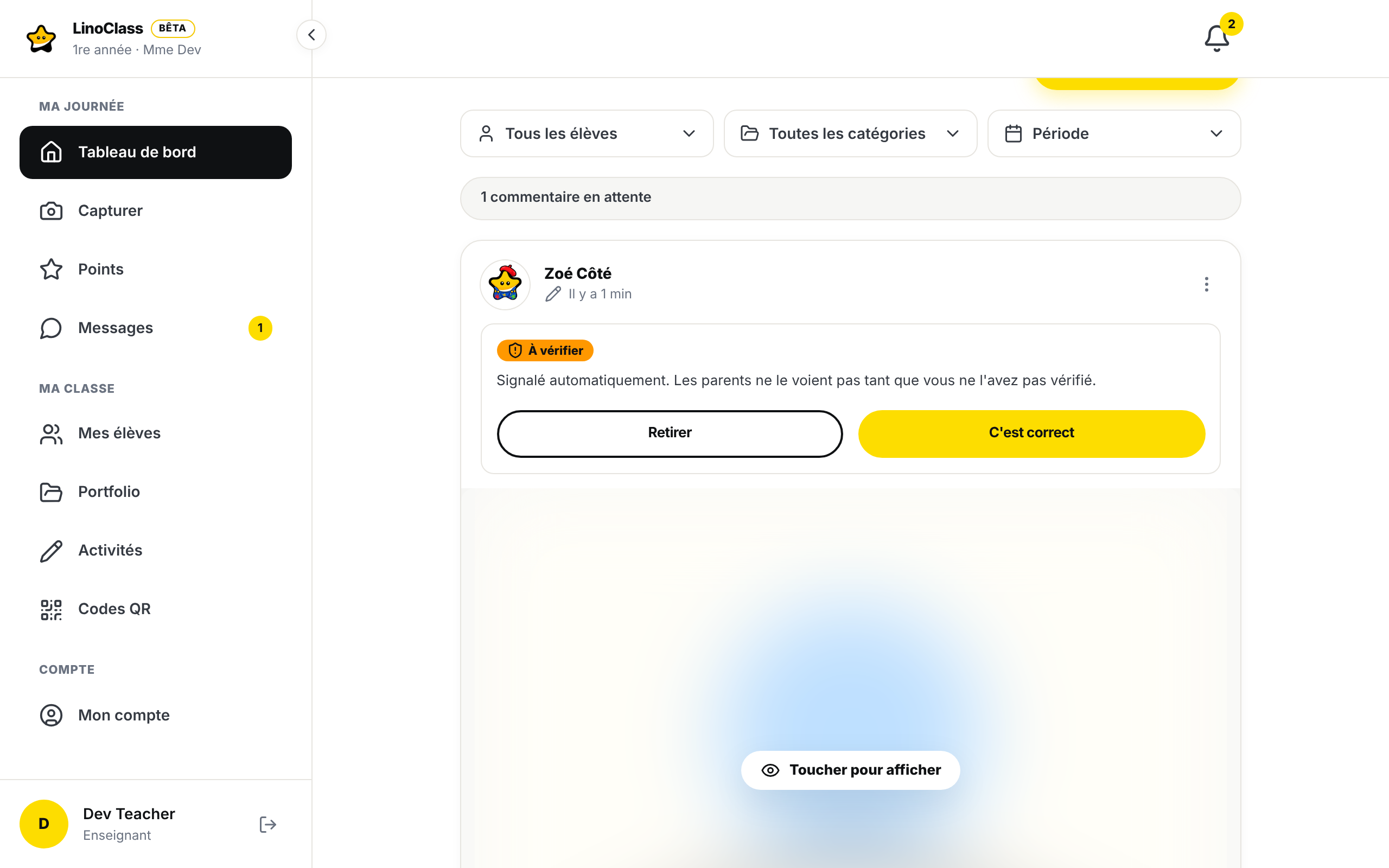 Sur un ordinateur, le fil d'activité de la classe avec en haut la carte du dessin de Zoé Côté : le badge orange « À vérifier », la phrase « Signalé automatiquement. Les parents ne le voient pas tant que vous ne l'avez pas vérifié. », le bouton « Retirer » et le bouton jaune « C'est correct », puis l'image floutée avec la pastille « Toucher pour afficher »